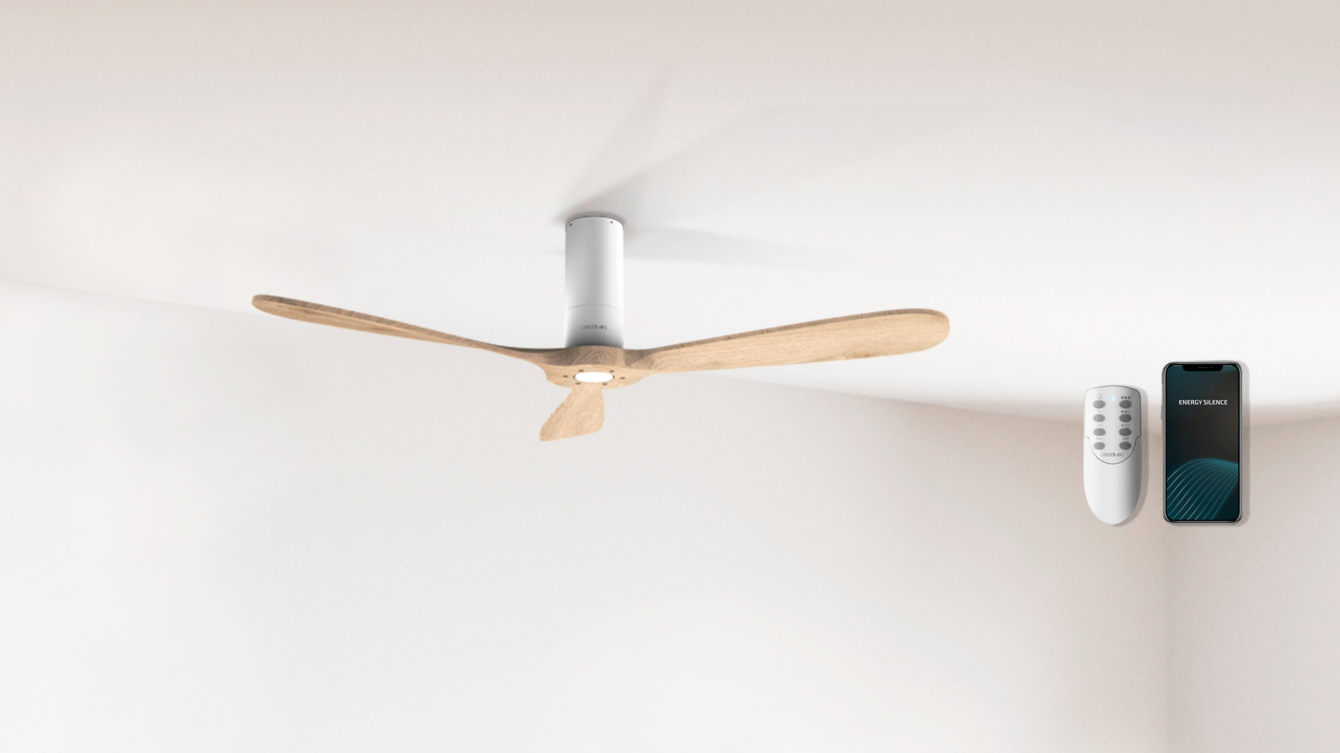 Ventilador de techo blanco con aspas de madera, luz y mando a distancia. El ventilador está centrado.
