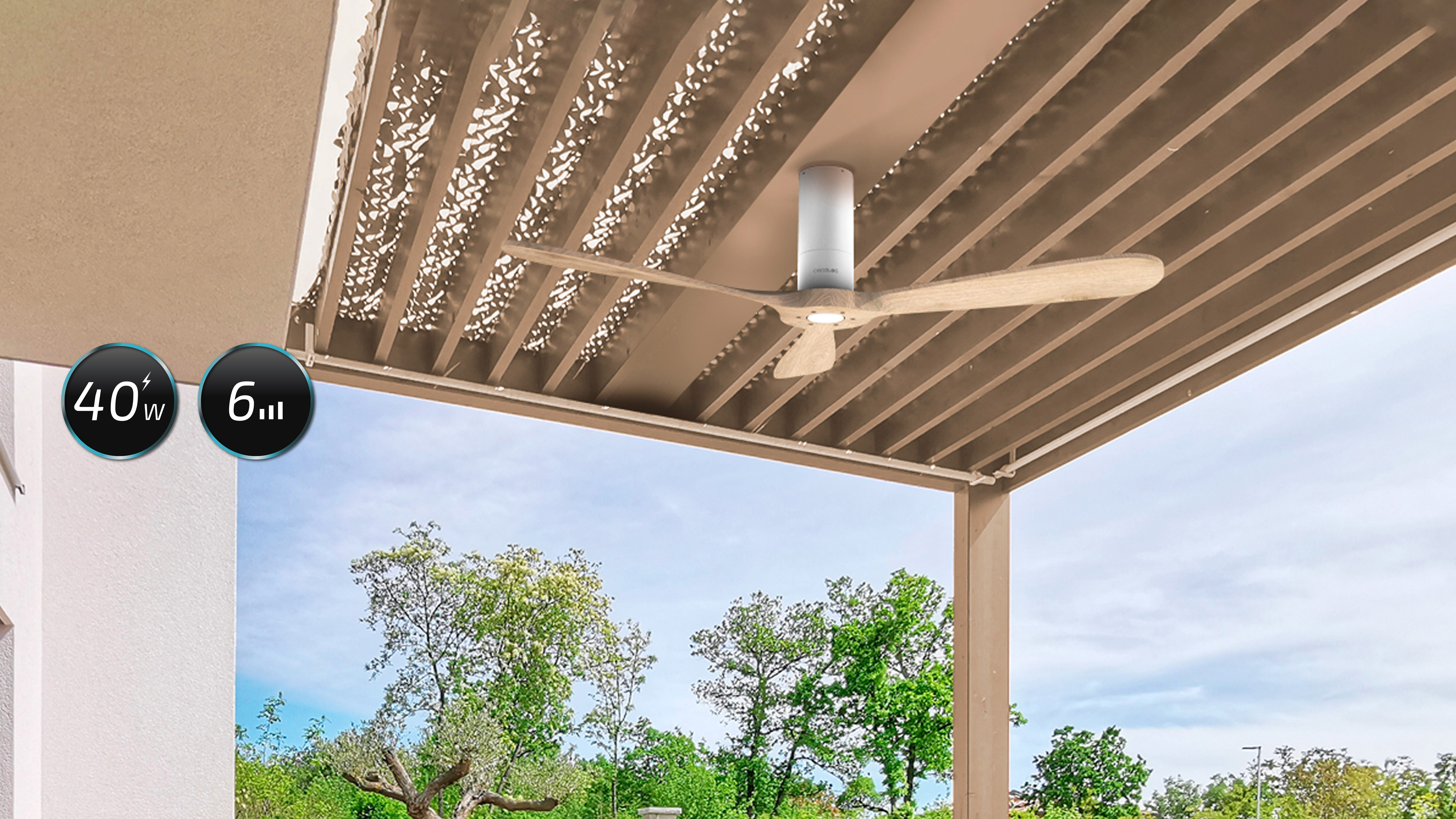 Ventilador al aire libre con pérgola. Día soleado con árboles verdes.
