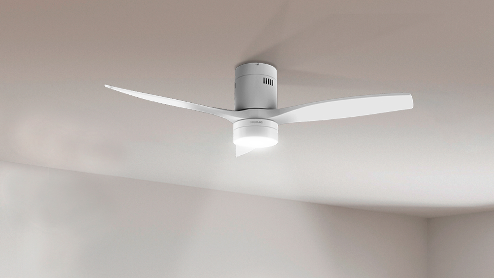 Ventilador de techo blanco con tres aspas y una lámpara central.