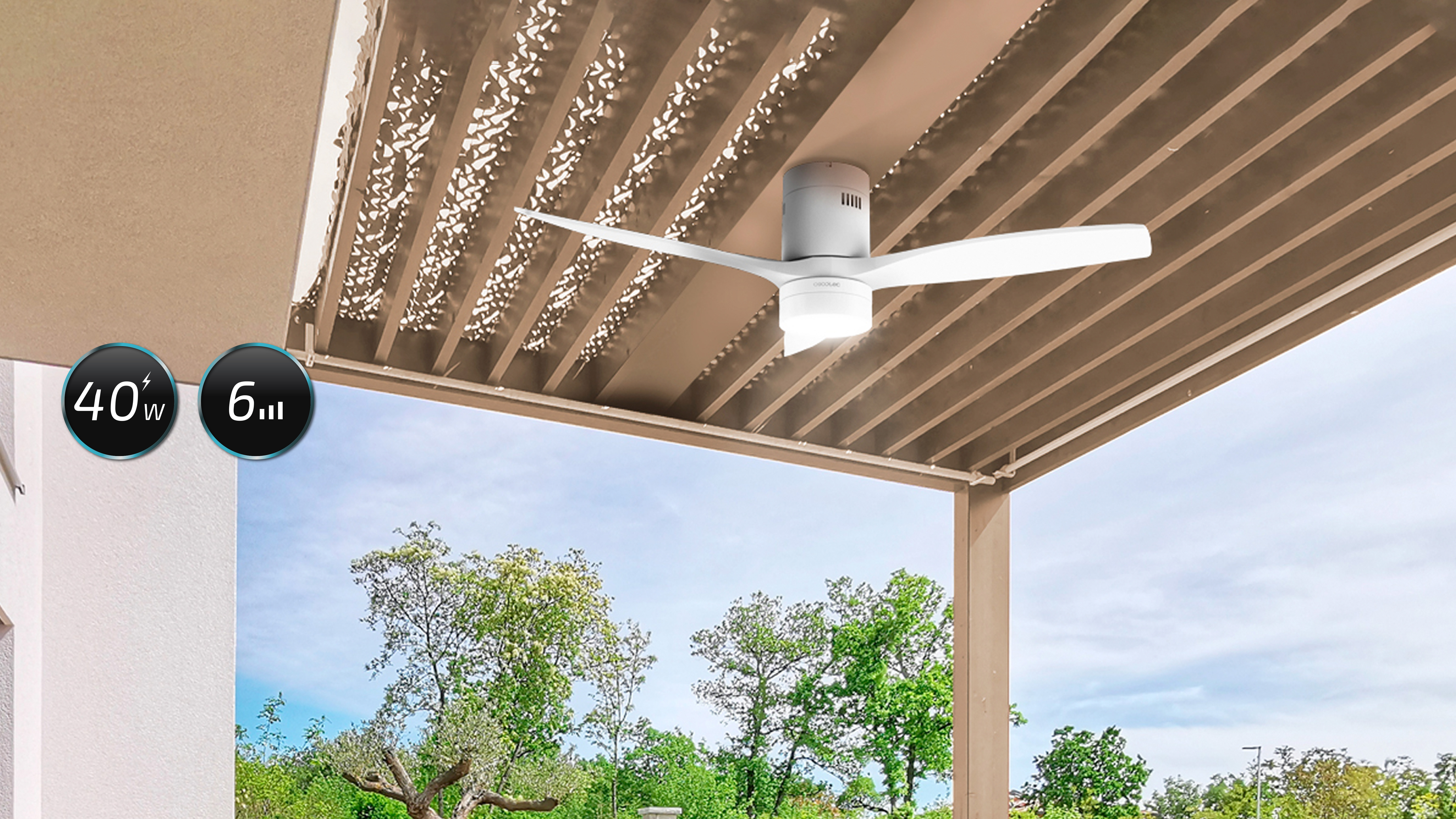 Un ventilador de techo para exteriores con tres aspas. El ventilador es blanco y el fondo es cielo azul.