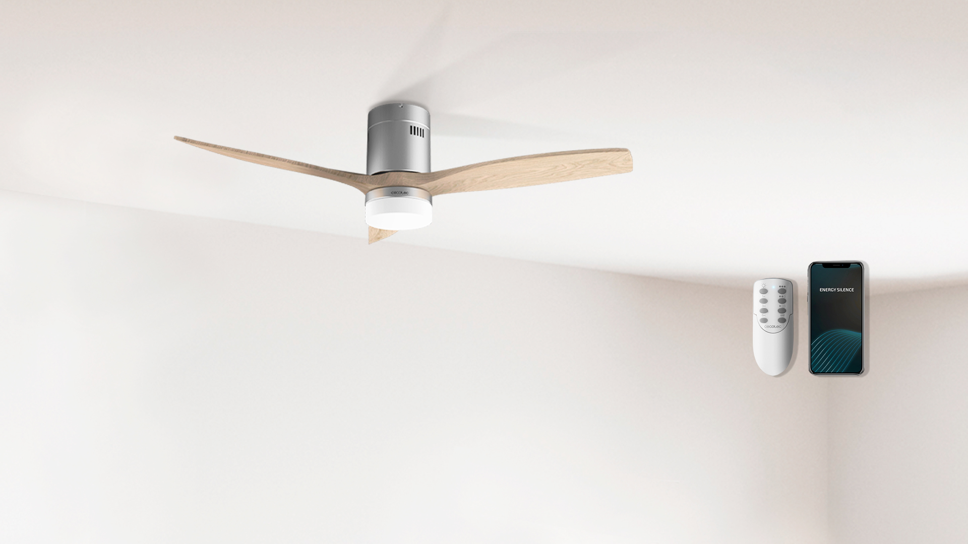 Ventilador de techo con tres aspas y una luz, mando a distancia y teléfono en una pared.