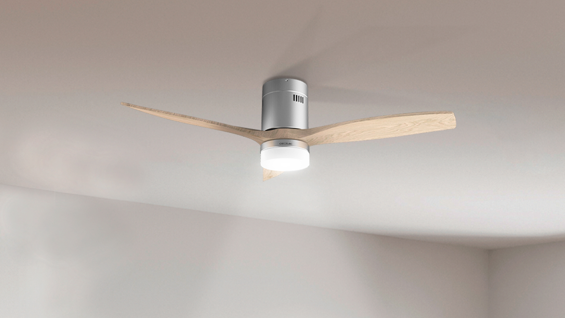 Ventilador de techo con tres aspas de madera y una luz.