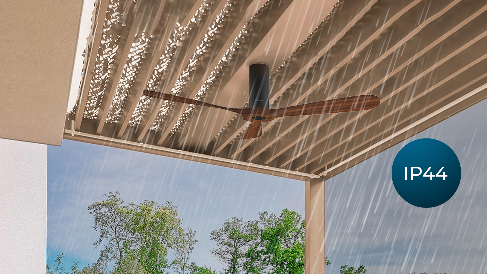 Ventilador de techo exterior bajo la lluvia. Aspas de aspecto madera, con etiqueta IP44.