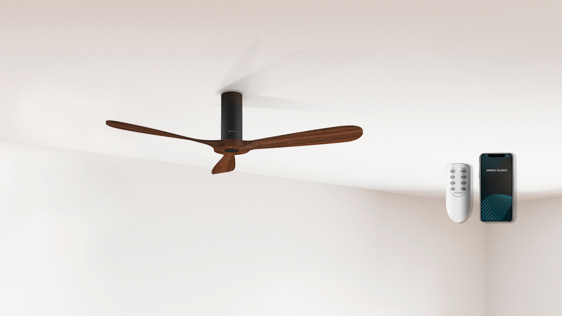 Ventilador de techo con tres aspas de madera, mando y teléfono en la pared.