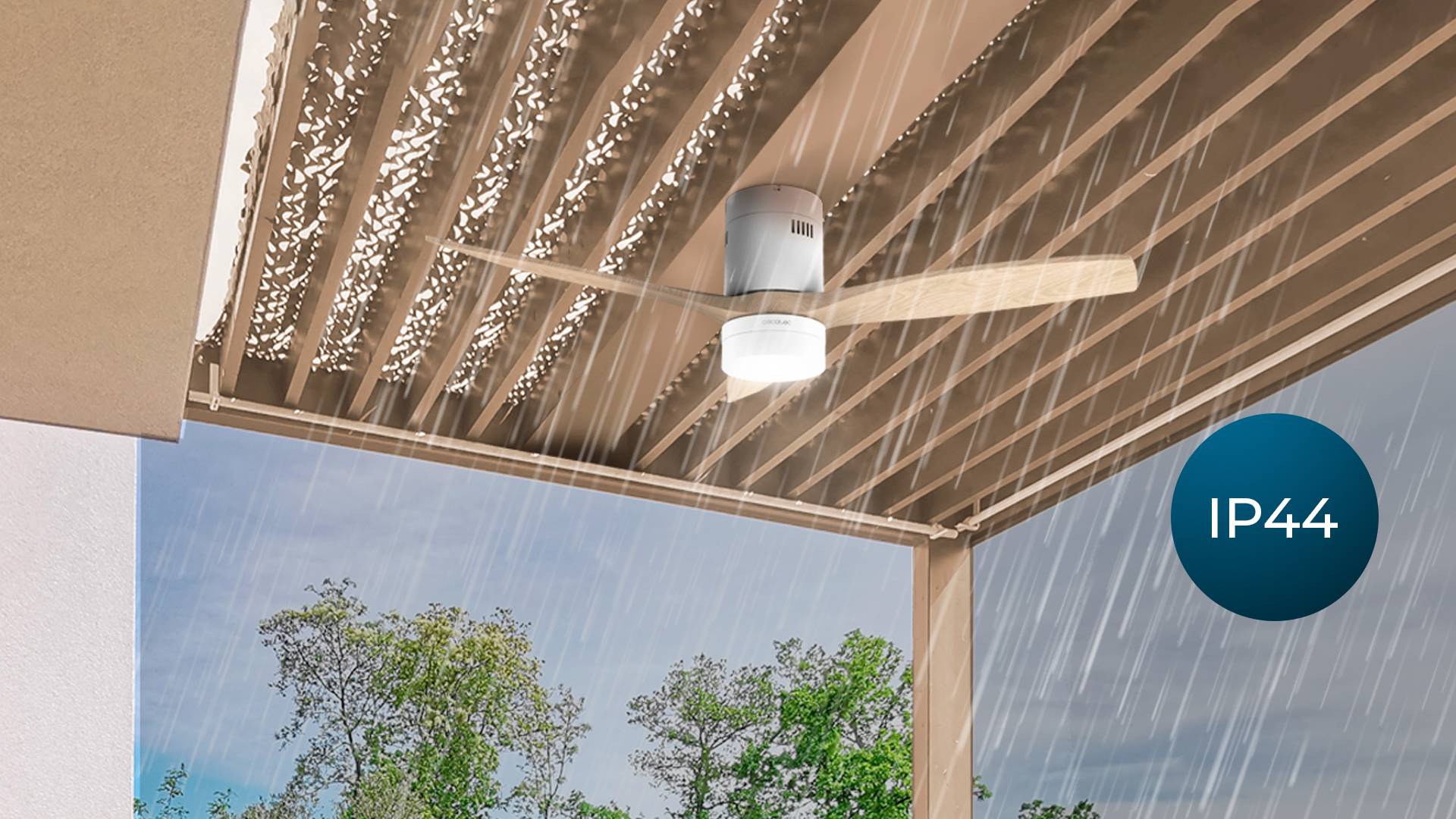 Un ventilador de techo en un patio durante la lluvia con clasificación IP44.