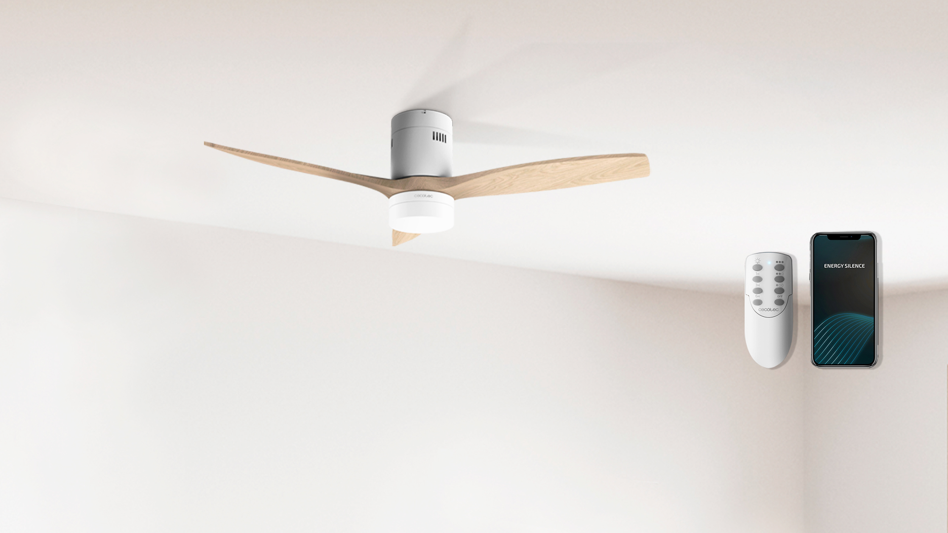 Ventilador de techo con aspas de madera, cuerpo blanco. Mando y teléfono a la derecha.