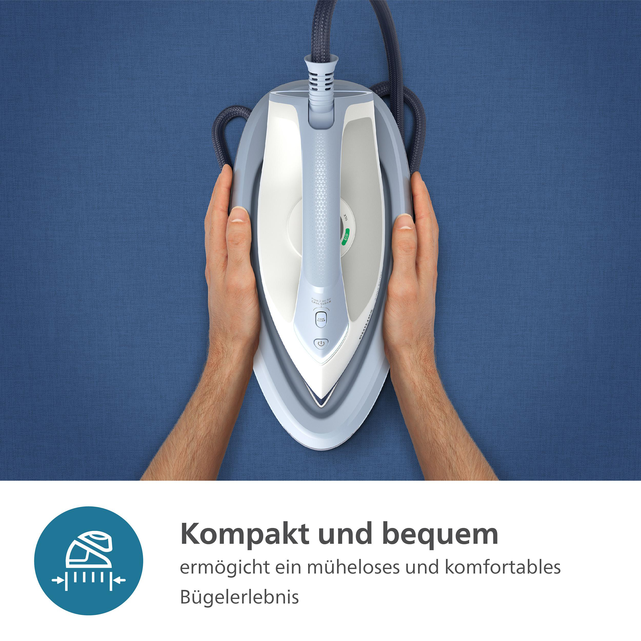 Ein Bügeleisen auf blauer Oberfläche, Hände halten den Griff.