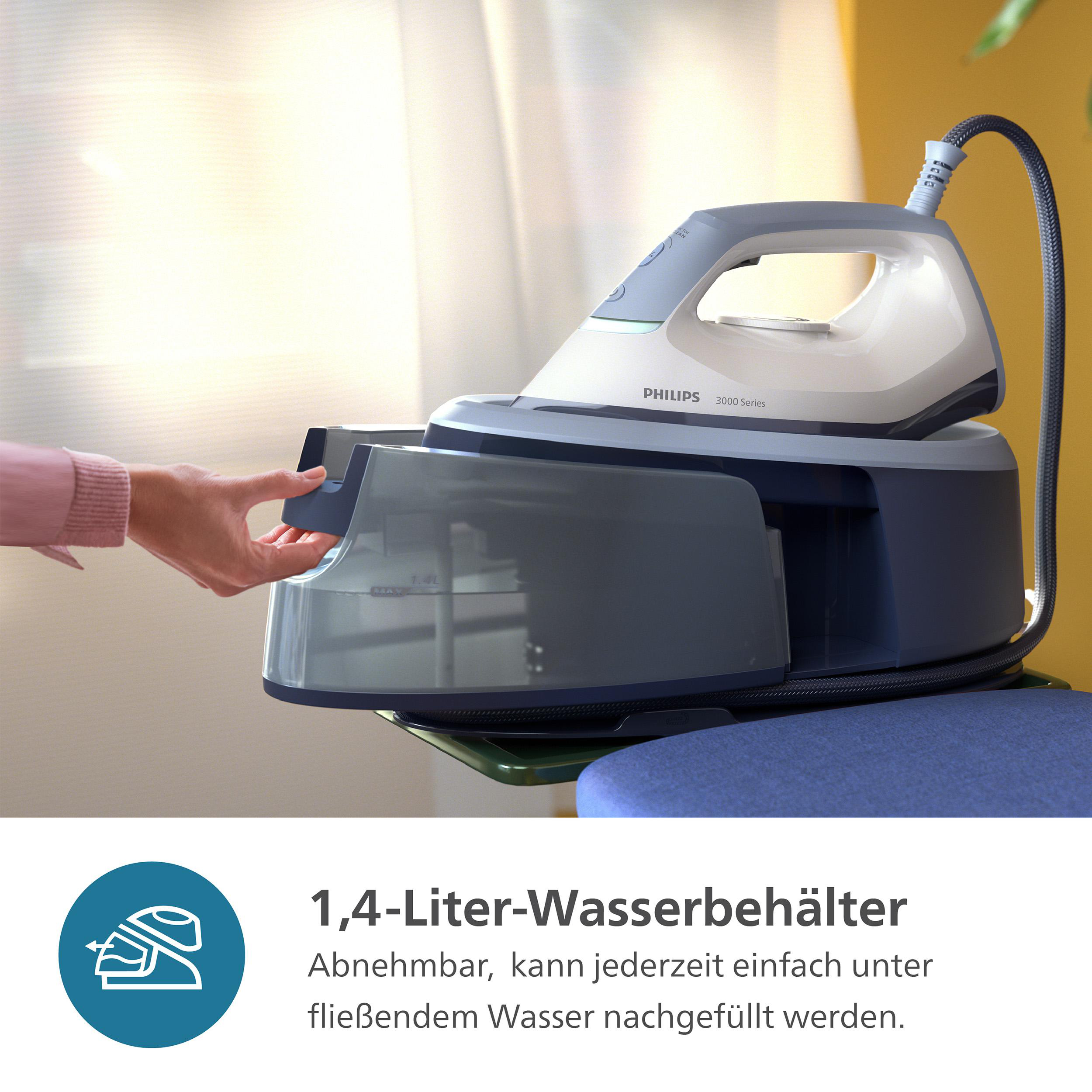 Die Hand einer Person fügt einem Philips-Bügeleisen Wasser hinzu, mit Text über den Wasserbehälter.