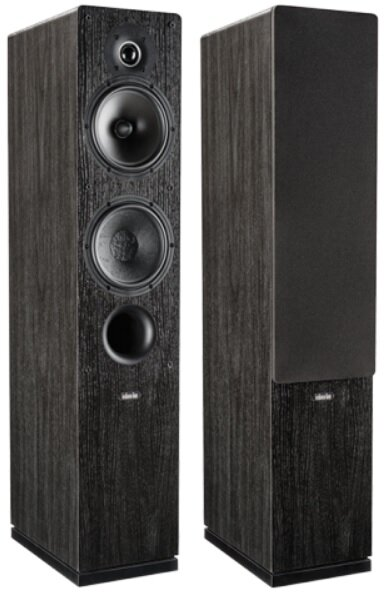 Dwa wysokie głośniki z wykończeniem z ciemnego drewna. Lewy ma trzy głośniki, prawy panel z tkaniny.