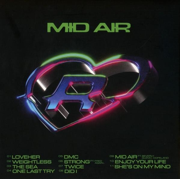 Albumcover mit den Worten 'MID AIR' und einem stilisierten Buchstaben 'A'.