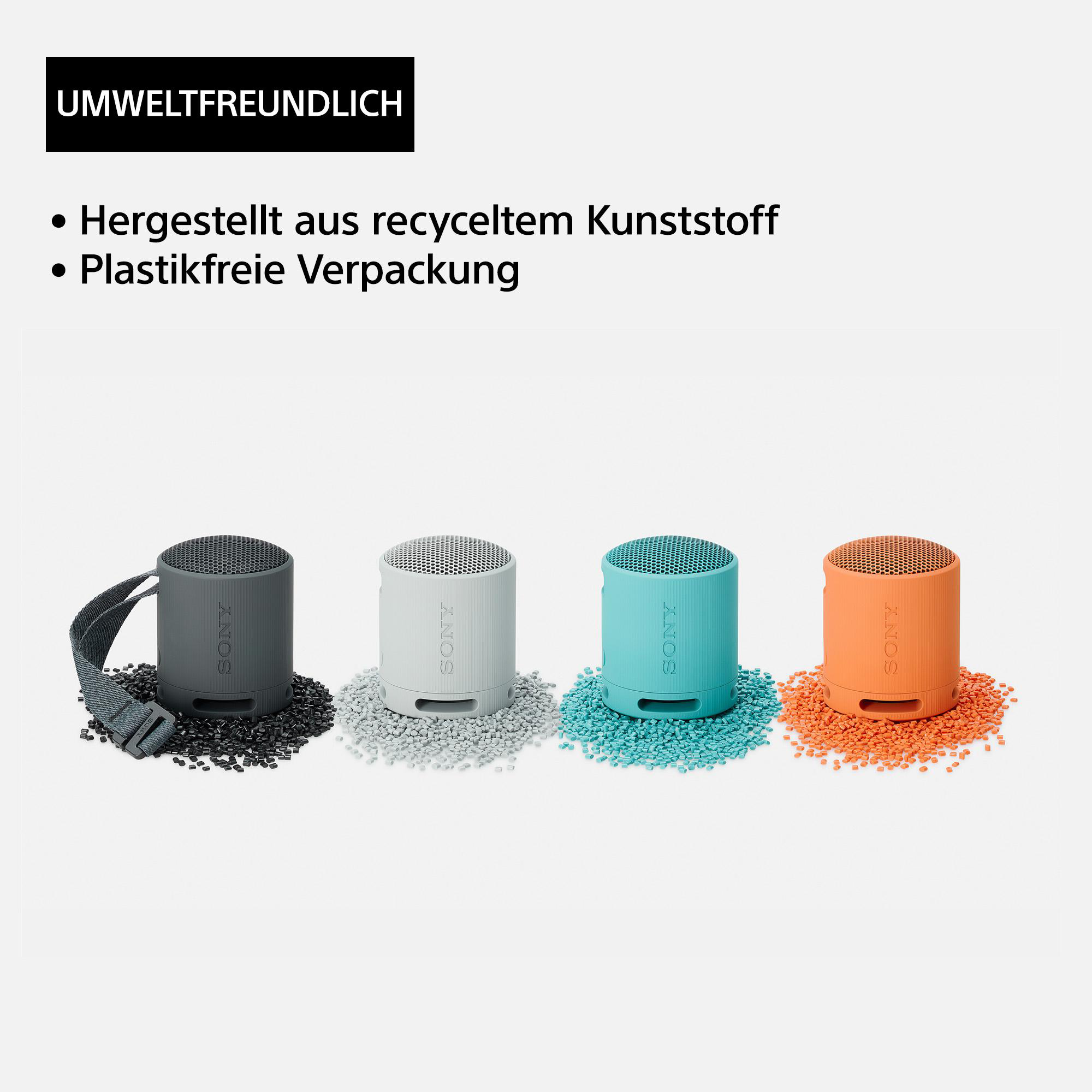 Vier bunte Mini-Lautsprecher auf Kieselsteinen. Text: 'UMWELTFREUNDLICH', recycelt.