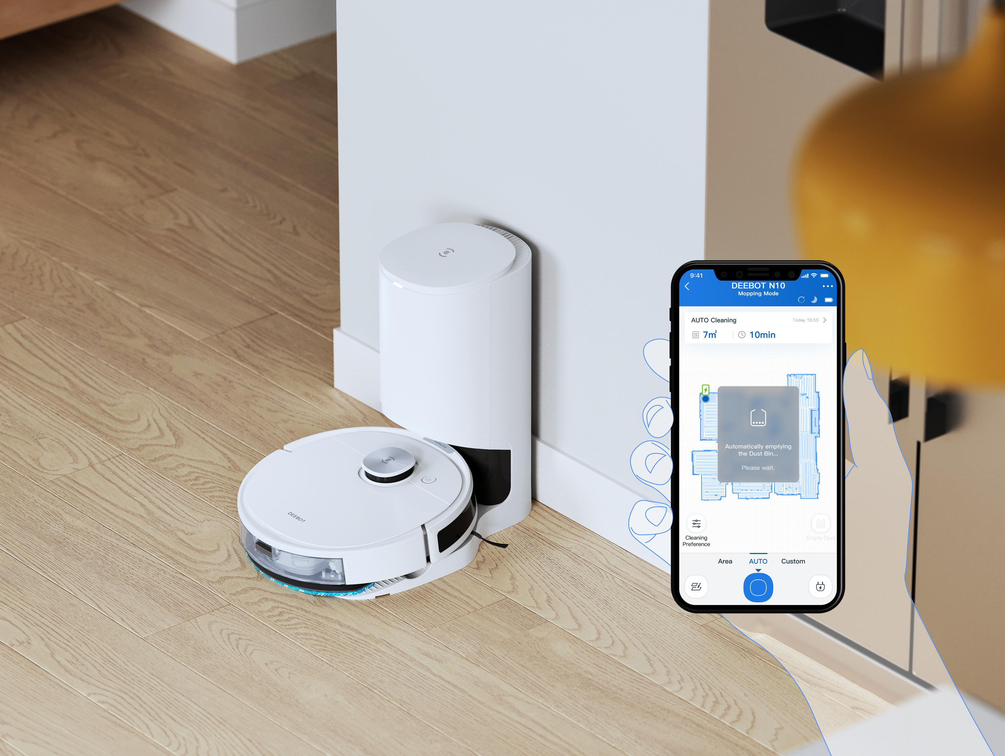 Roboter-Staubsauger und Ladestation, Telefon zeigt eine Reinigungs-Karte.