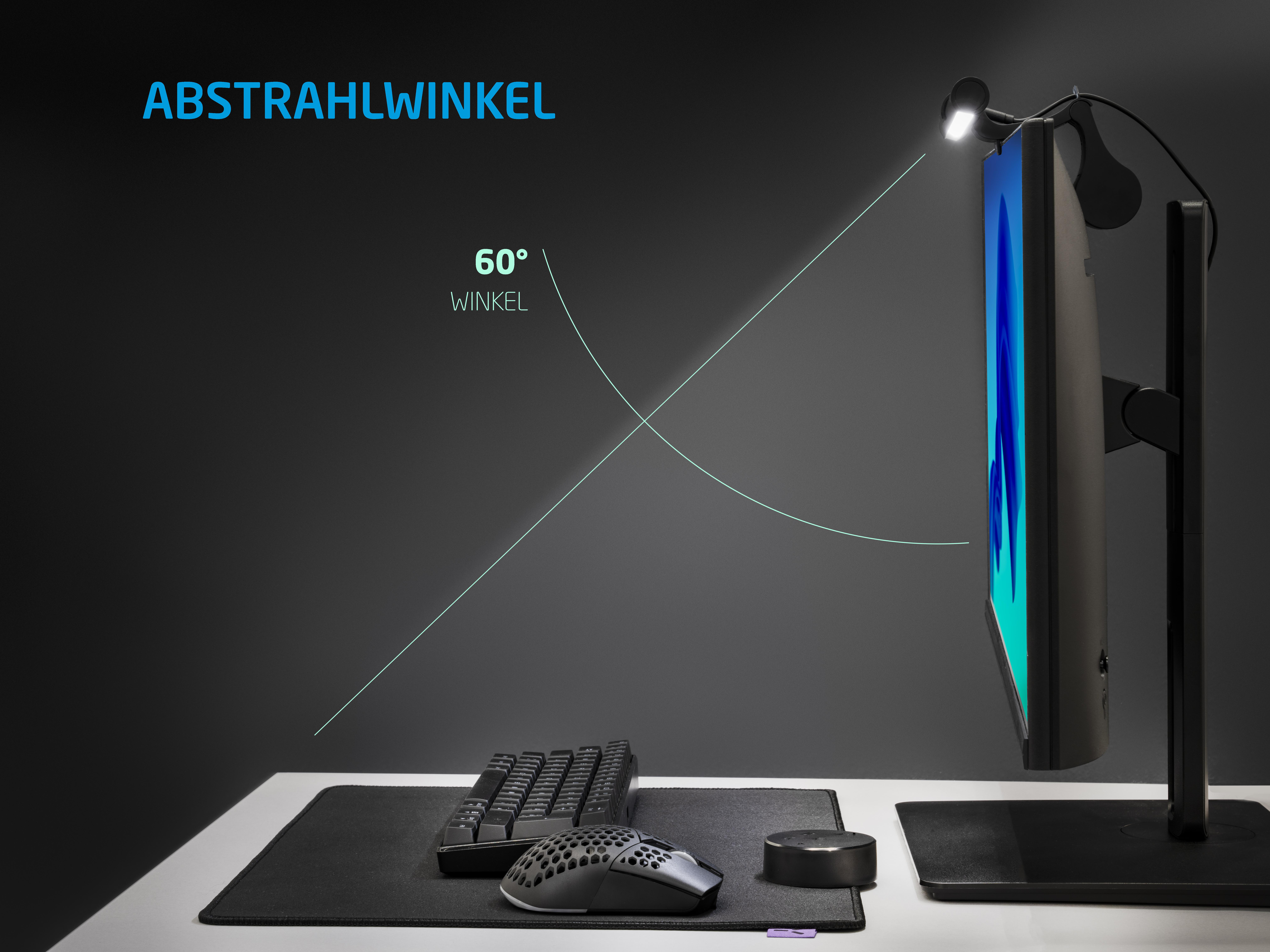 Ein Monitor mit Licht, eine Tastatur und eine Maus auf einem Schreibtisch. Der Winkel beträgt 60 Grad.
