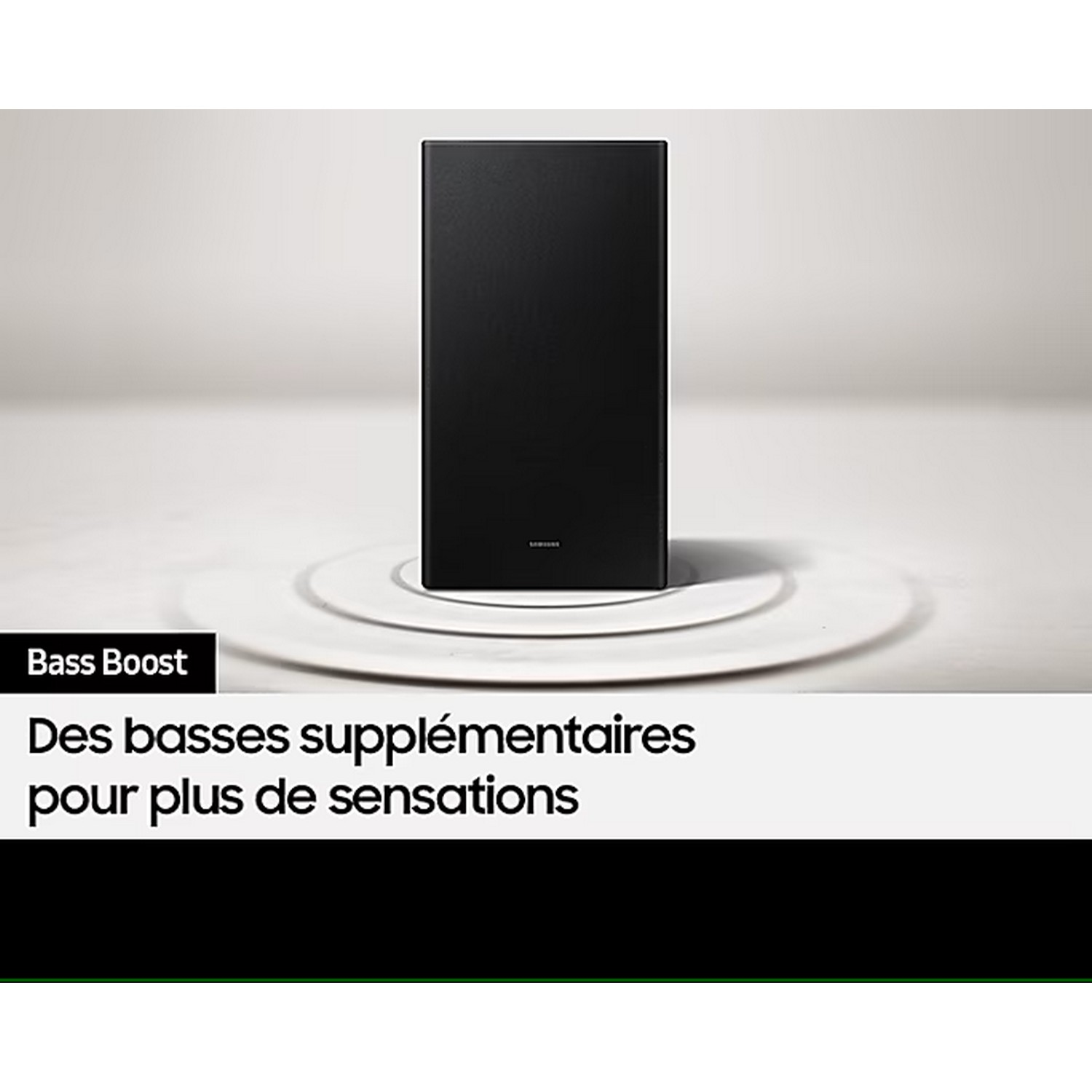 Barre de son Samsung rectangulaire noire sur une surface blanche. Texte 'Bass Boost'.