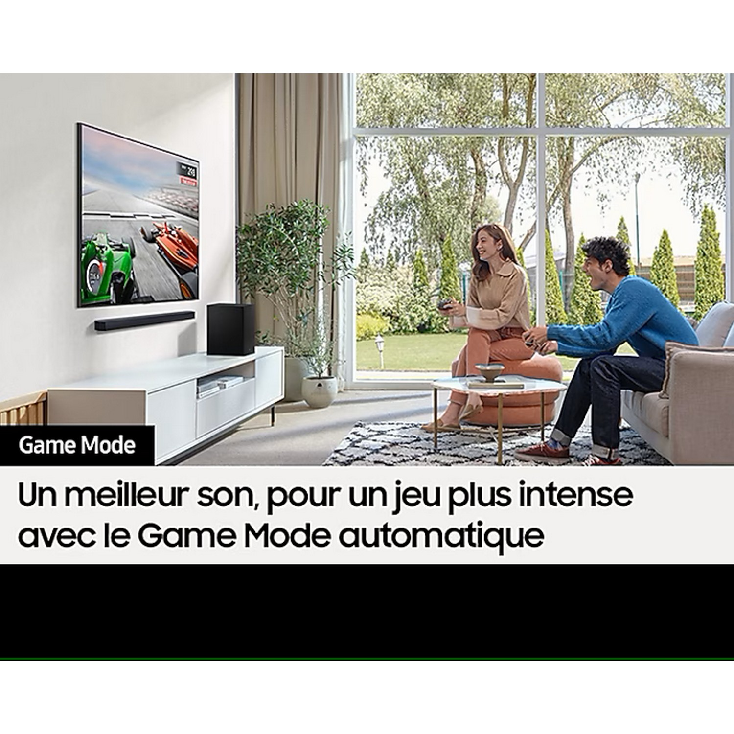 Salon avec TV, barre de son et canapé. Des gens regardent la télé. Texte sur le Mode Jeu.