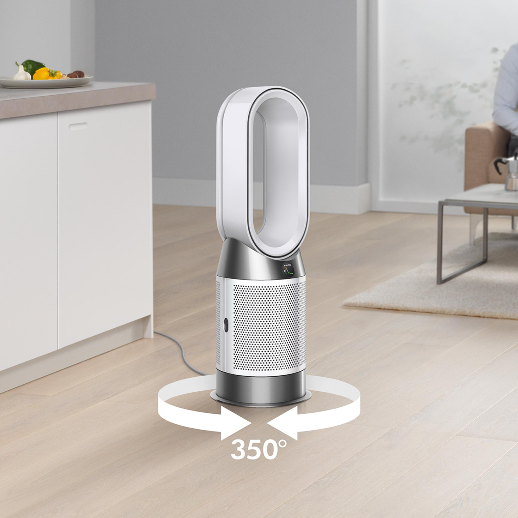 Dyson Luftreiniger-Ventilator, weiß und silber, mit 350° drehendem Pfeil. Auf Holzboden platziert.