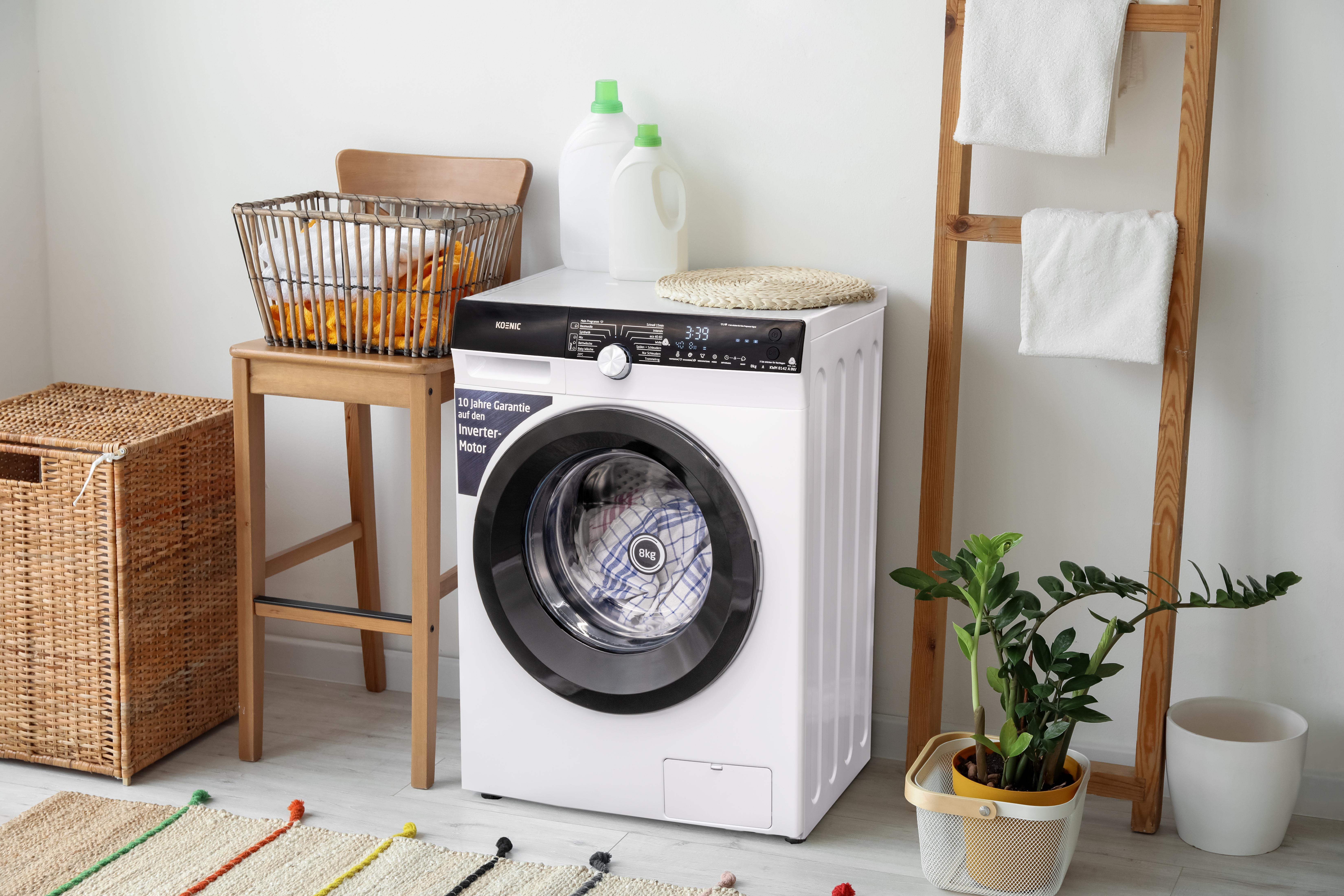 Waschküchenszene mit einer weißen Waschmaschine, Korb und anderer Dekoration.