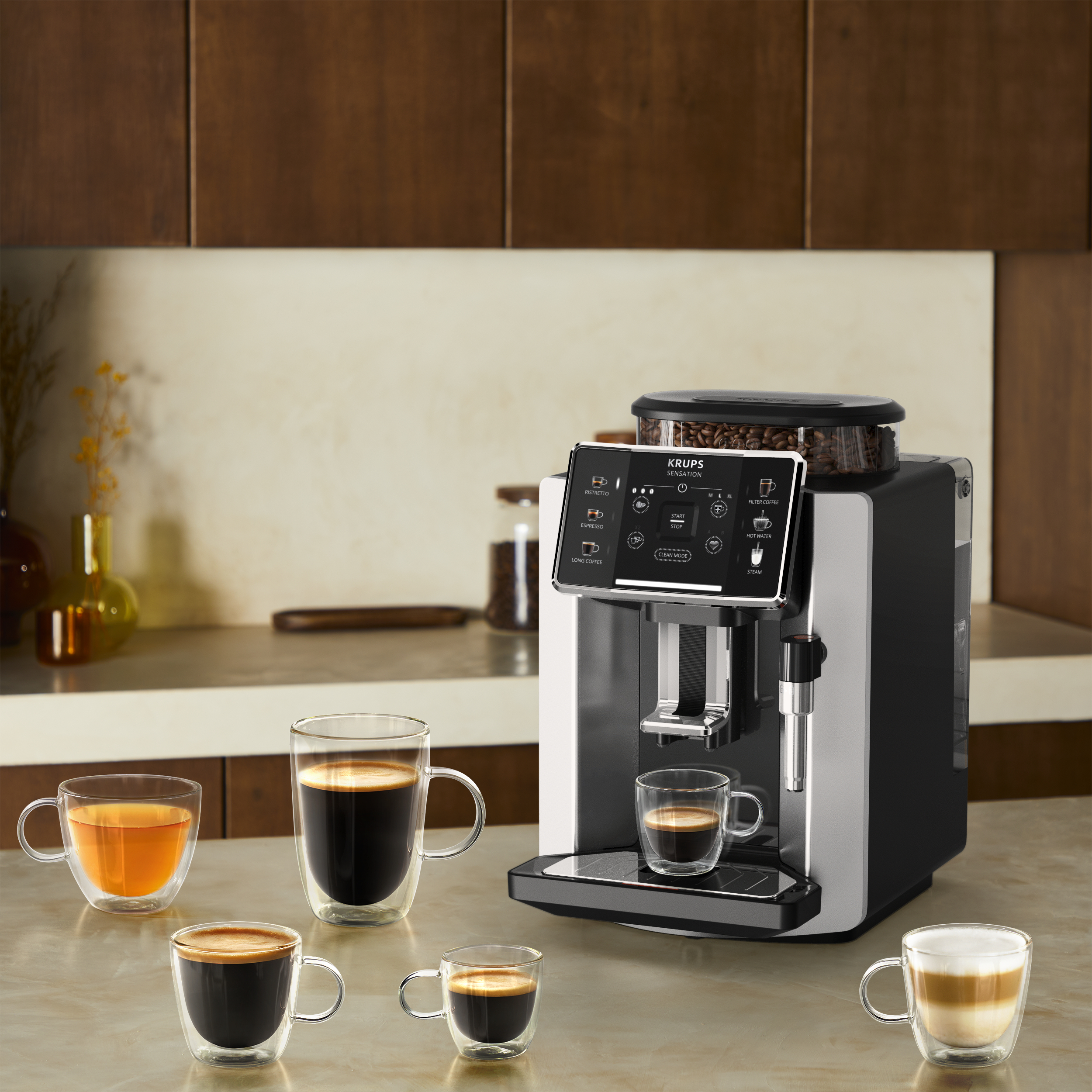 Kaffeemaschine mit mehreren Kaffeetassen auf einer Theke. Ein Küchenhintergrund.