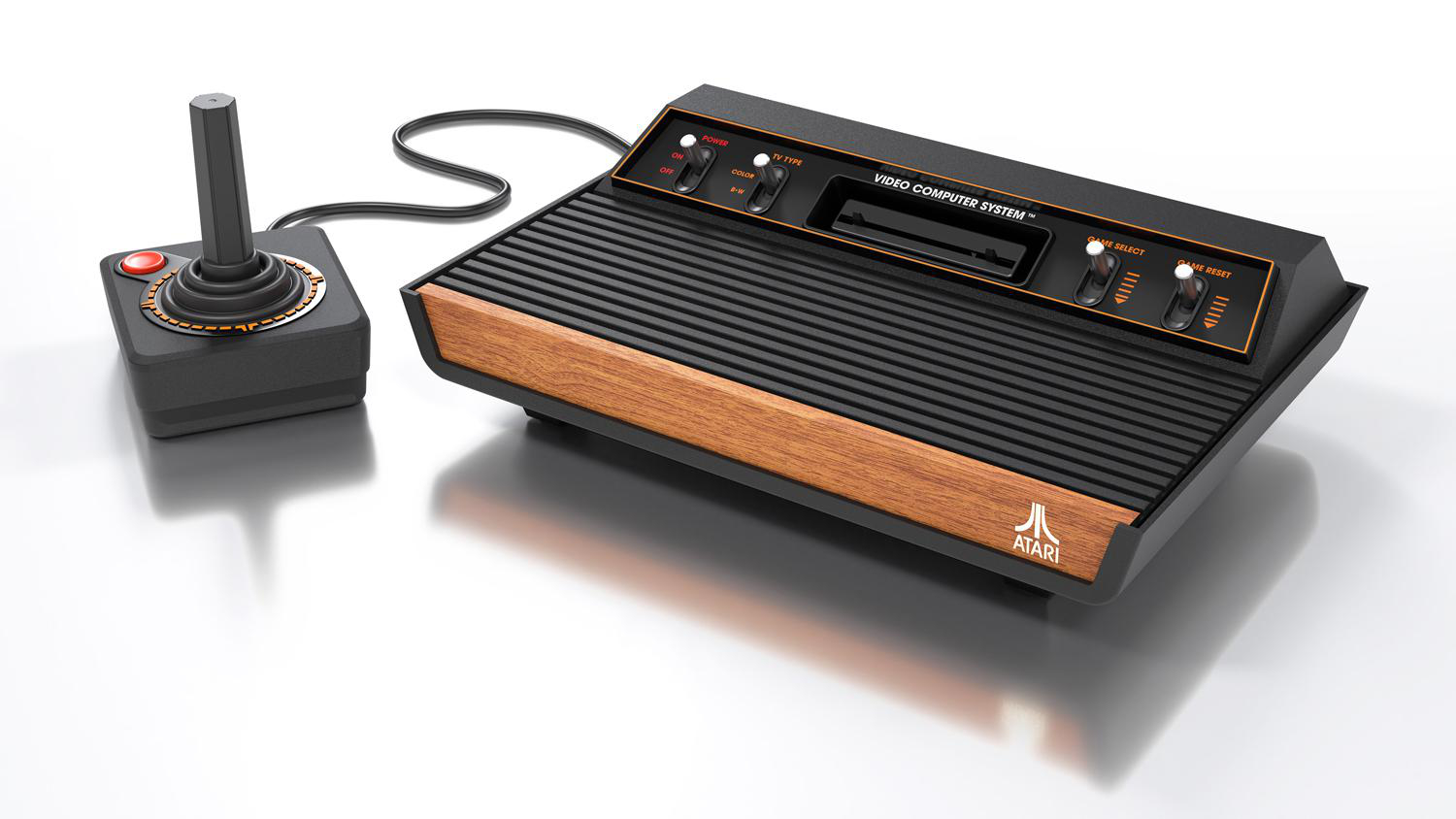Vintage Atari-Videospielkonsole mit Joystick. Holzmaserung vorne, schwarze Oberseite und weißer Hintergrund.