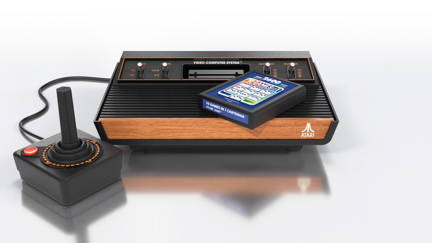 Vintage Atari Spielkonsole mit Joystick und eingelegter Spielkassette.