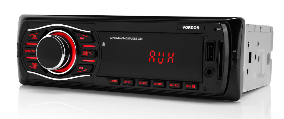 Radio samochodowe z czerwonymi akcentami. Wyświetla 'AUX' i ma przyciski do różnych funkcji. Czarny panel.