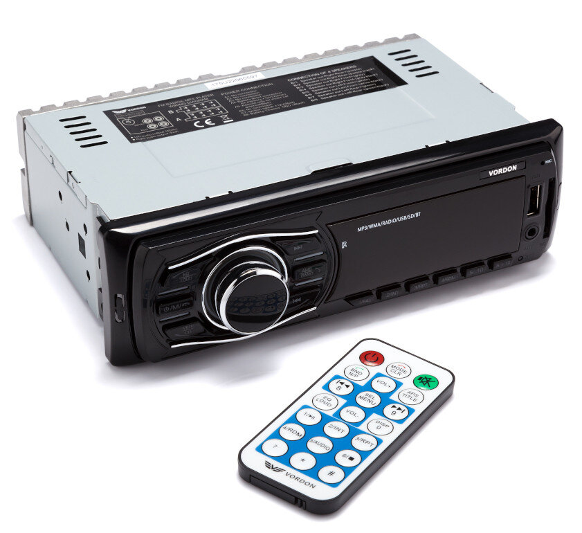 Głowica samochodowego zestawu stereo z pilotem na białej powierzchni.