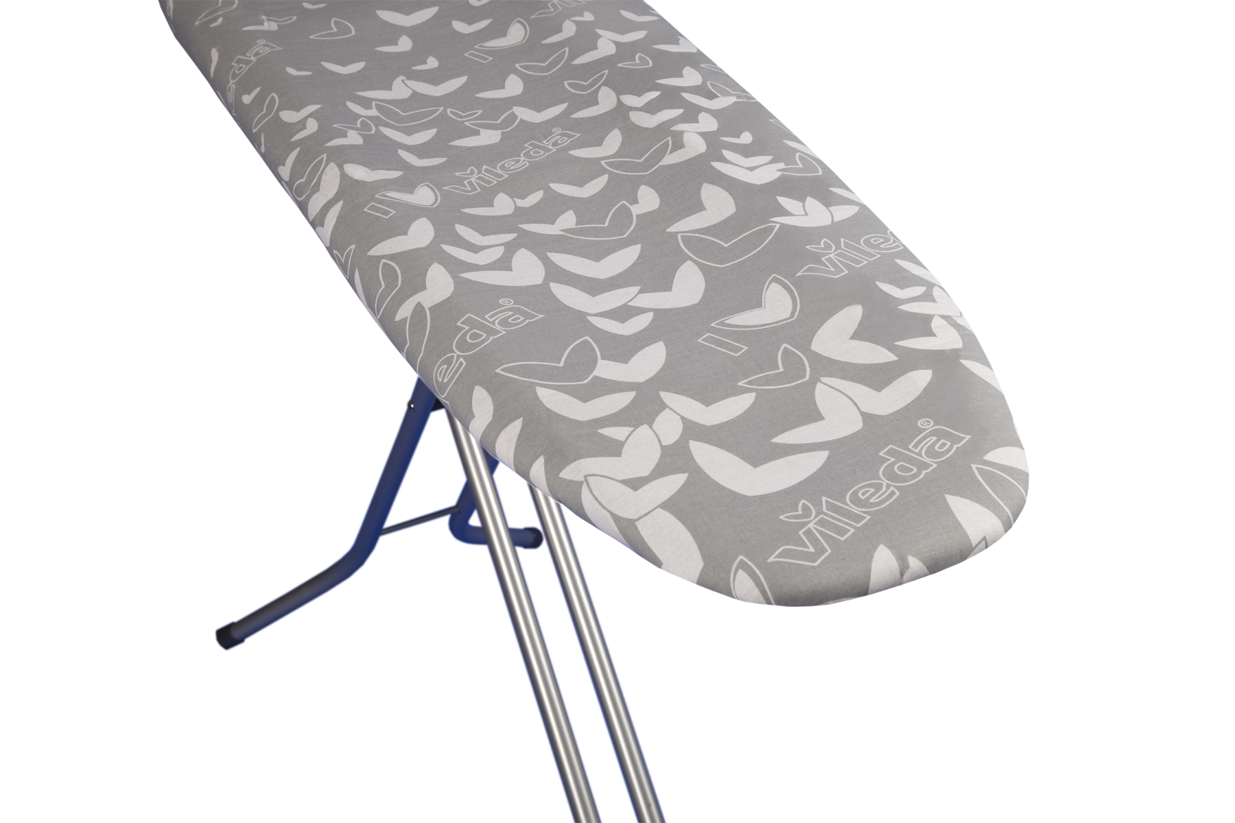 Deska do prasowania z szarą i białą wzorzystą osłoną na czarnym tle.