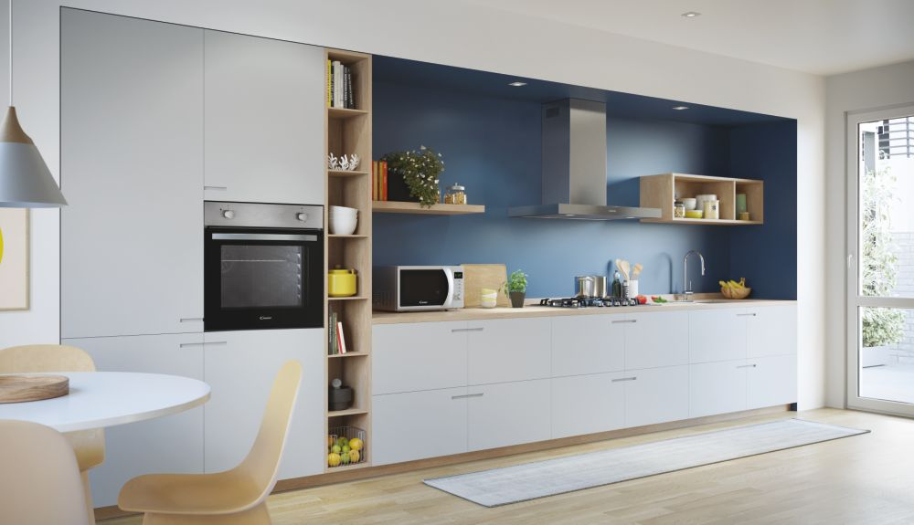 Interior de cocina moderna con armarios blancos, pared azul y estantes de madera.