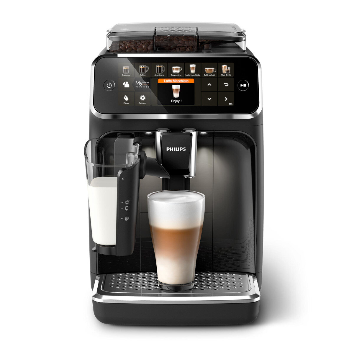 Czarny ekspres do kawy ze szklanką i latte. Ziarna kawy w górnym pojemniku. Białe tło.