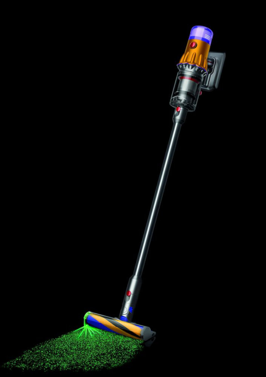 Czarny i pomarańczowy odkurzacz Dyson z efektem zielonej wiązki lasera na czarnym tle.