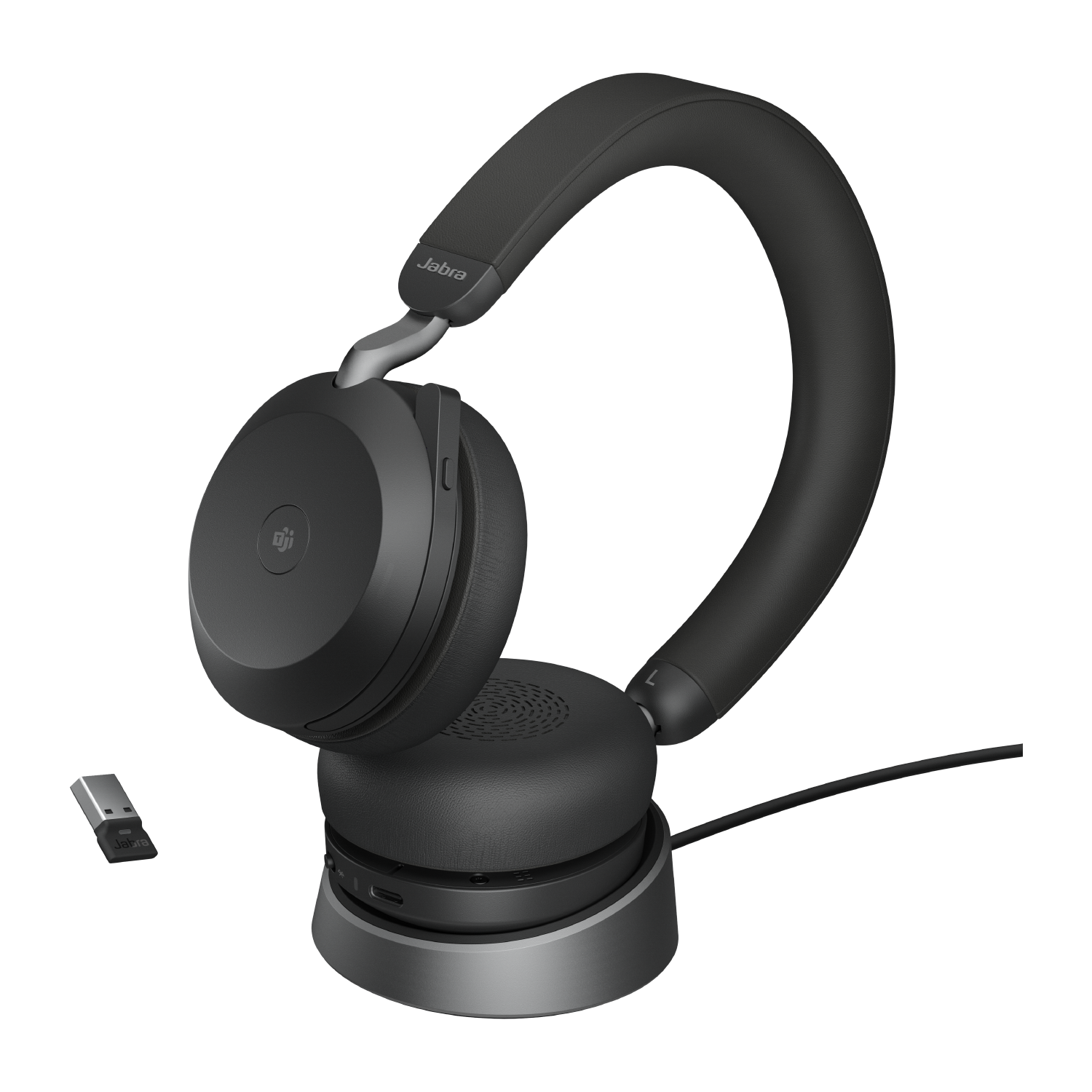 Schwarze Jabra-Kopfhörer mit Ladestation und USB-Dongle. Schwarzer Hintergrund.