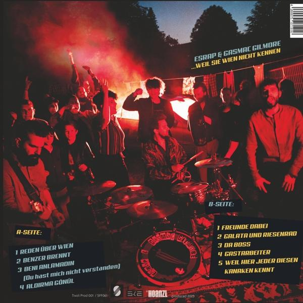 Die Rückseite eines Albums mit Titellisten und eine Gruppe von Personen in einer rot beleuchteten Umgebung.