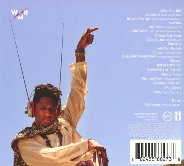 Album-Rückseite mit Titelliste, einem Mann und einem Mikrofon.