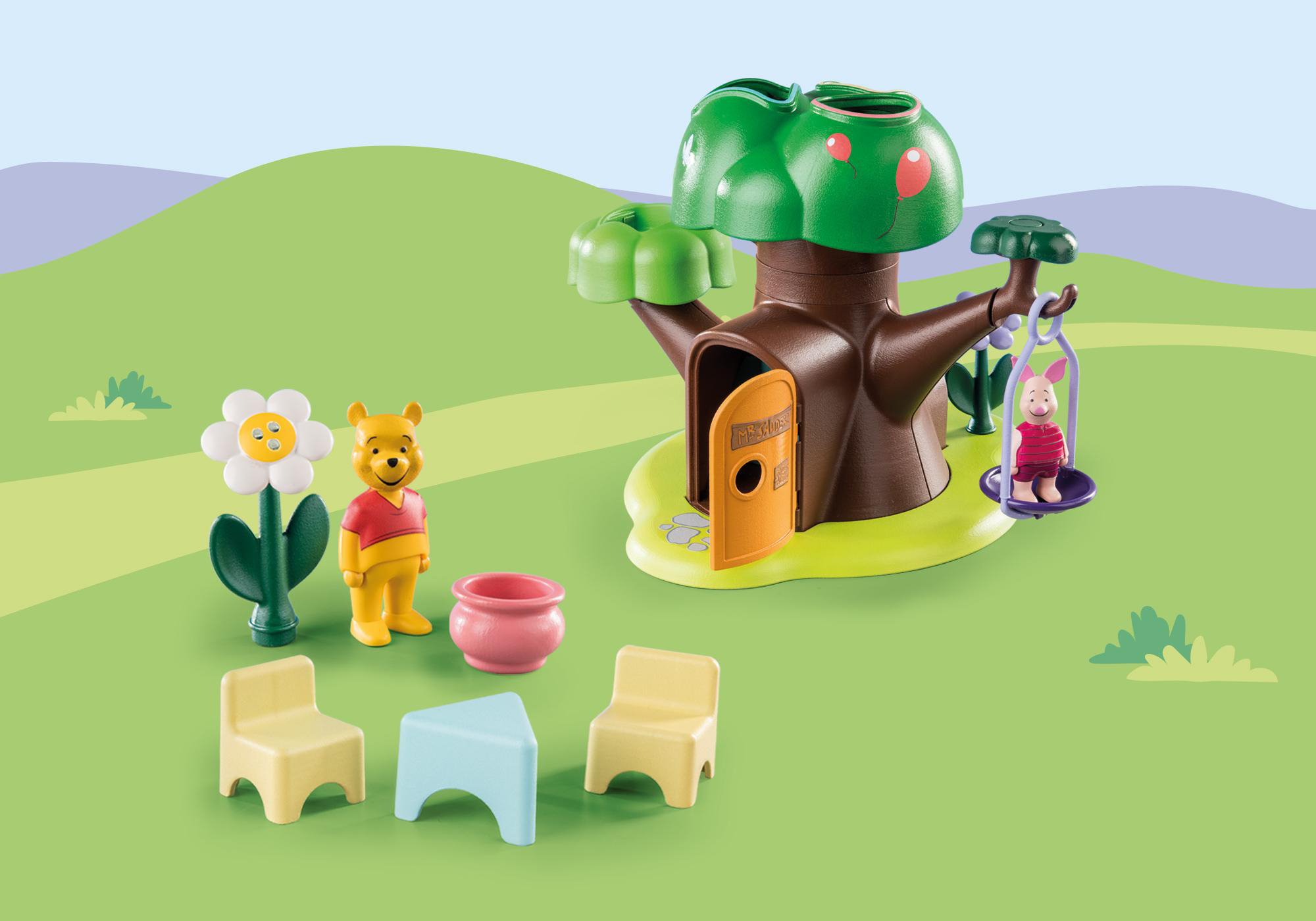 Eine Winnie Puuh Spielsetszene mit Figuren von Puuh, Ferkel, Blumen und einem Baumhaus.
