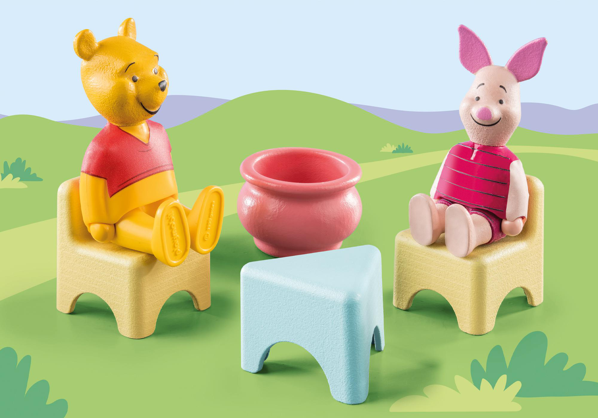 Winnie Puuh und Ferkel Figuren sitzen auf Stühlen neben einem rosa Topf und einem blauen Tisch.