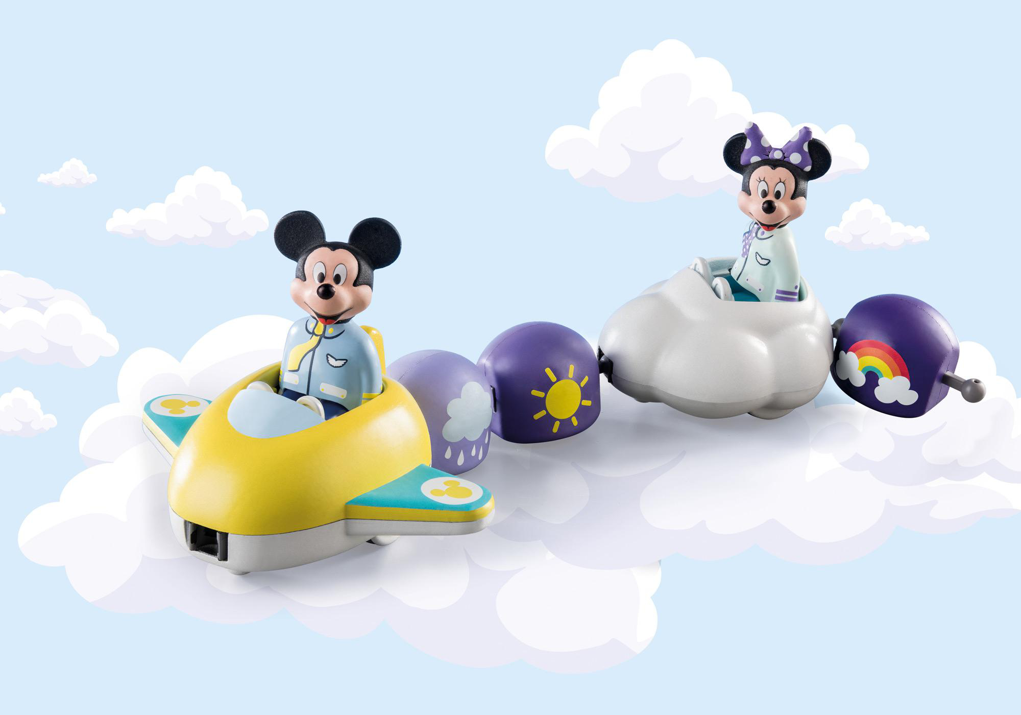 Mickey und Minnie Maus auf Spielzeugflugzeugen, mit lila Wolkenwagen am blauen Himmel.
