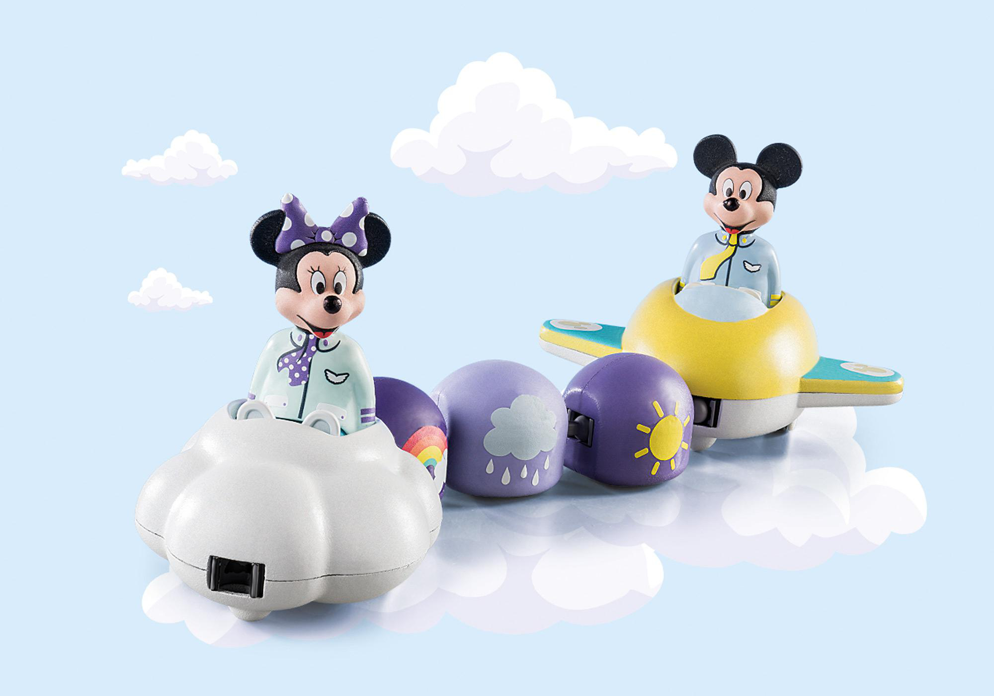 Minnie- und Mickey-Maus-Figuren in Spielzeugflugzeug und wolkenförmigen Fahrzeugen, mit Wolken und Himmel.