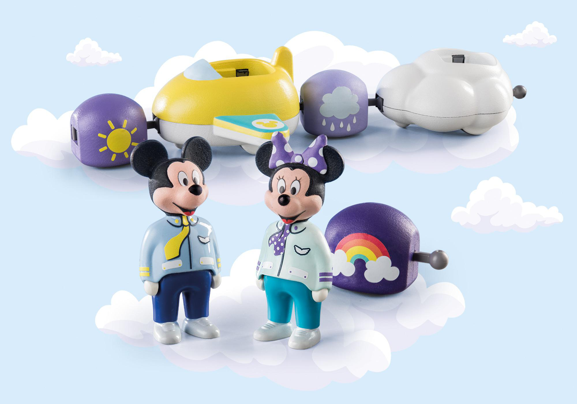 Mickey und Minnie Figuren mit Flugzeug und Wolkenzug Spielzeug, vor einem Himmelshintergrund.