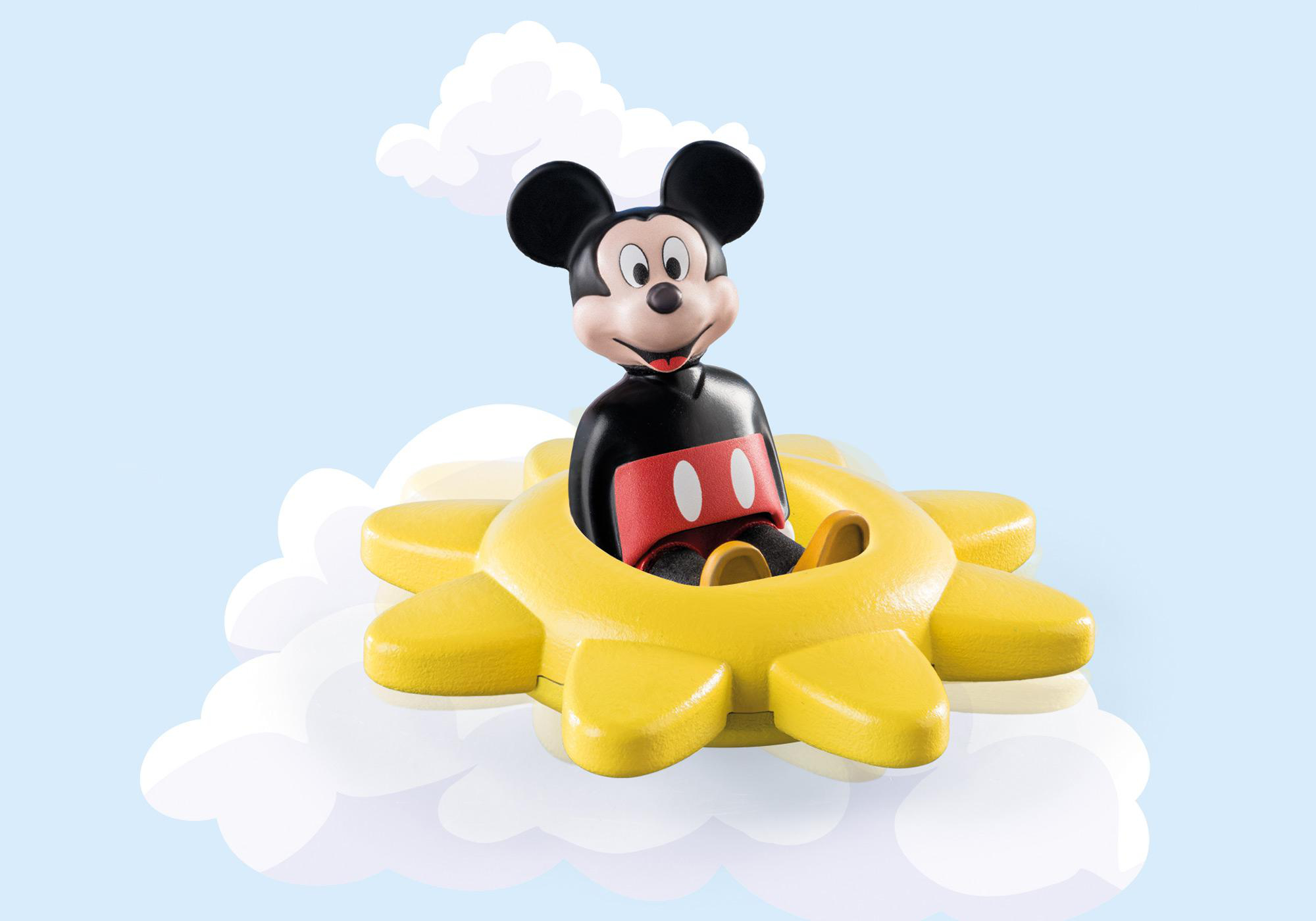 Micky Maus Spielzeug in einem gelben blütenförmigen Auto vor blauem Himmel mit Wolken.