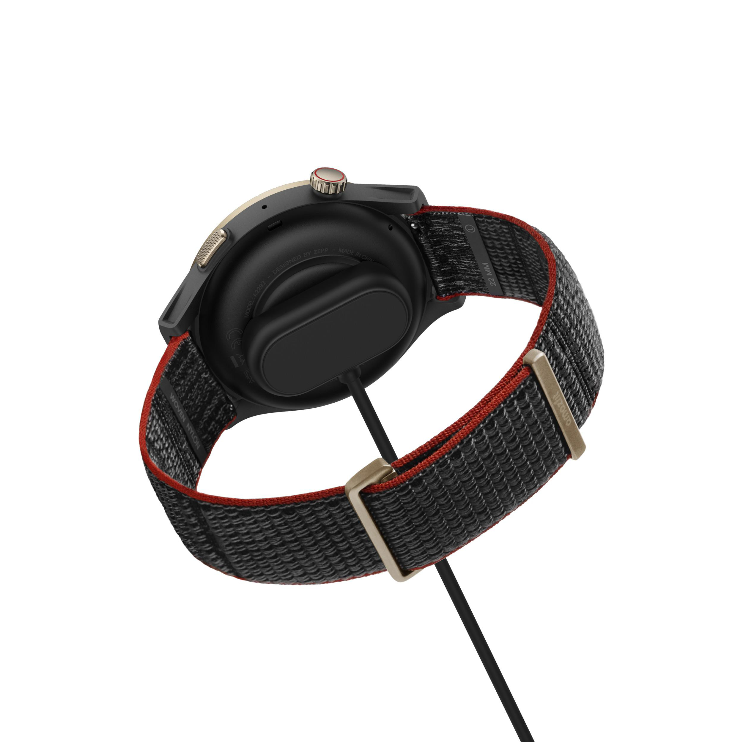 Smartwatch wird geladen. Uhr mit schwarzem Armband, Ladekabel angeschlossen, isoliert auf Weiß.