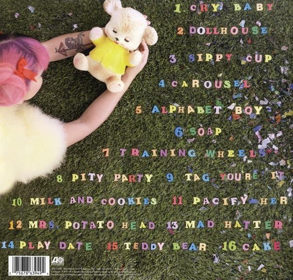 Albumcover mit farbenfrohem Text und einer Person, die einen Teddybären hält.