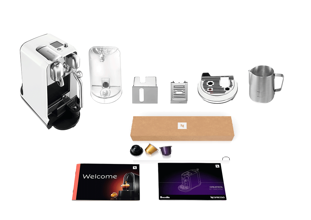 Macchina da caffè bianca e accessori, comprese capsule, su sfondo bianco.
