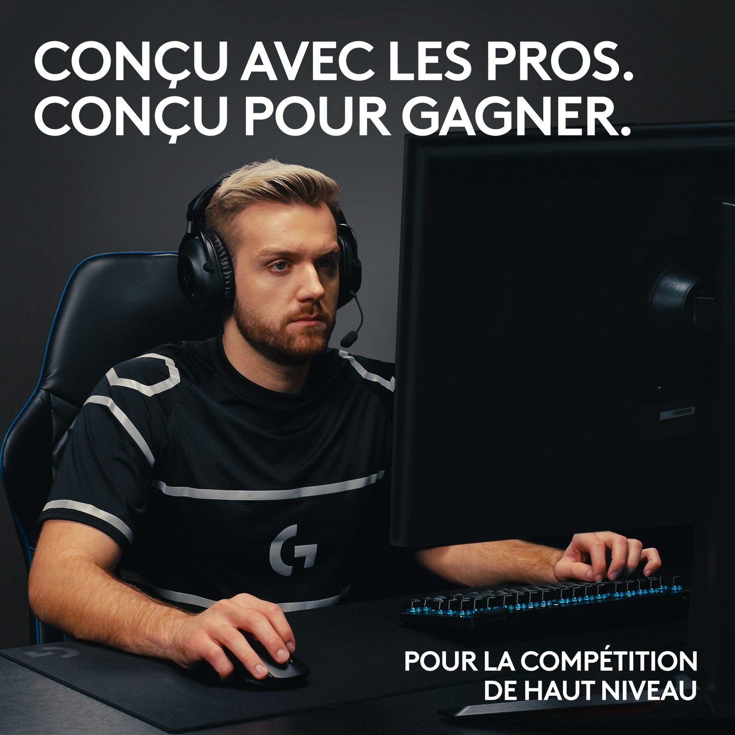 Un joueur jouant sur un ordinateur avec un casque et un clavier, fond noir.
