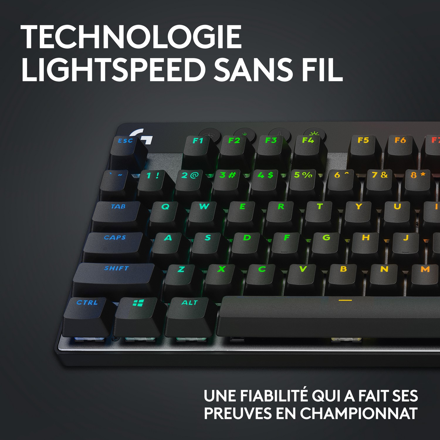 Un clavier de jeu noir et vert avec des touches éclairées.