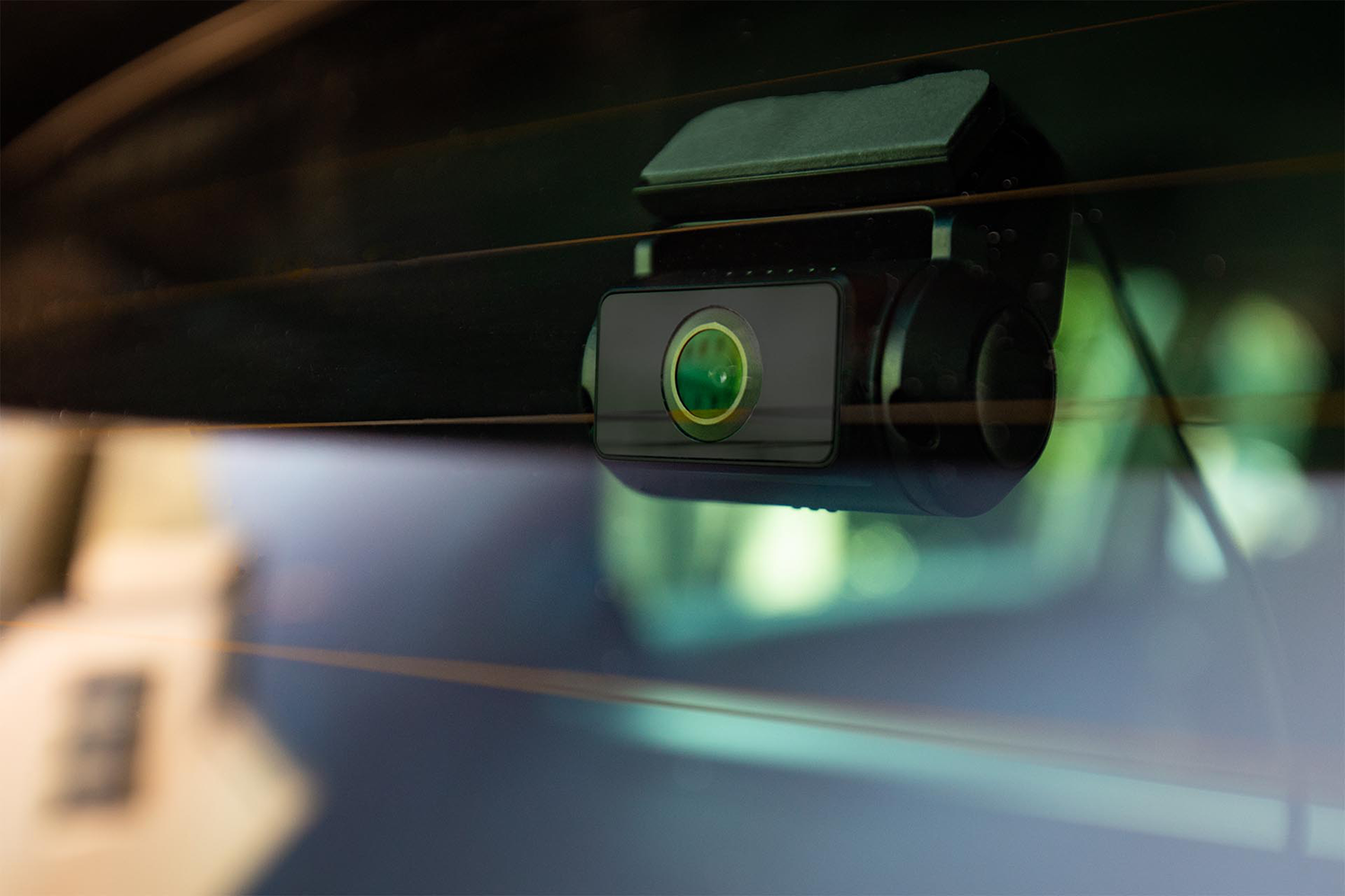 Egy autó dashcam a szélvédőre szerelve.