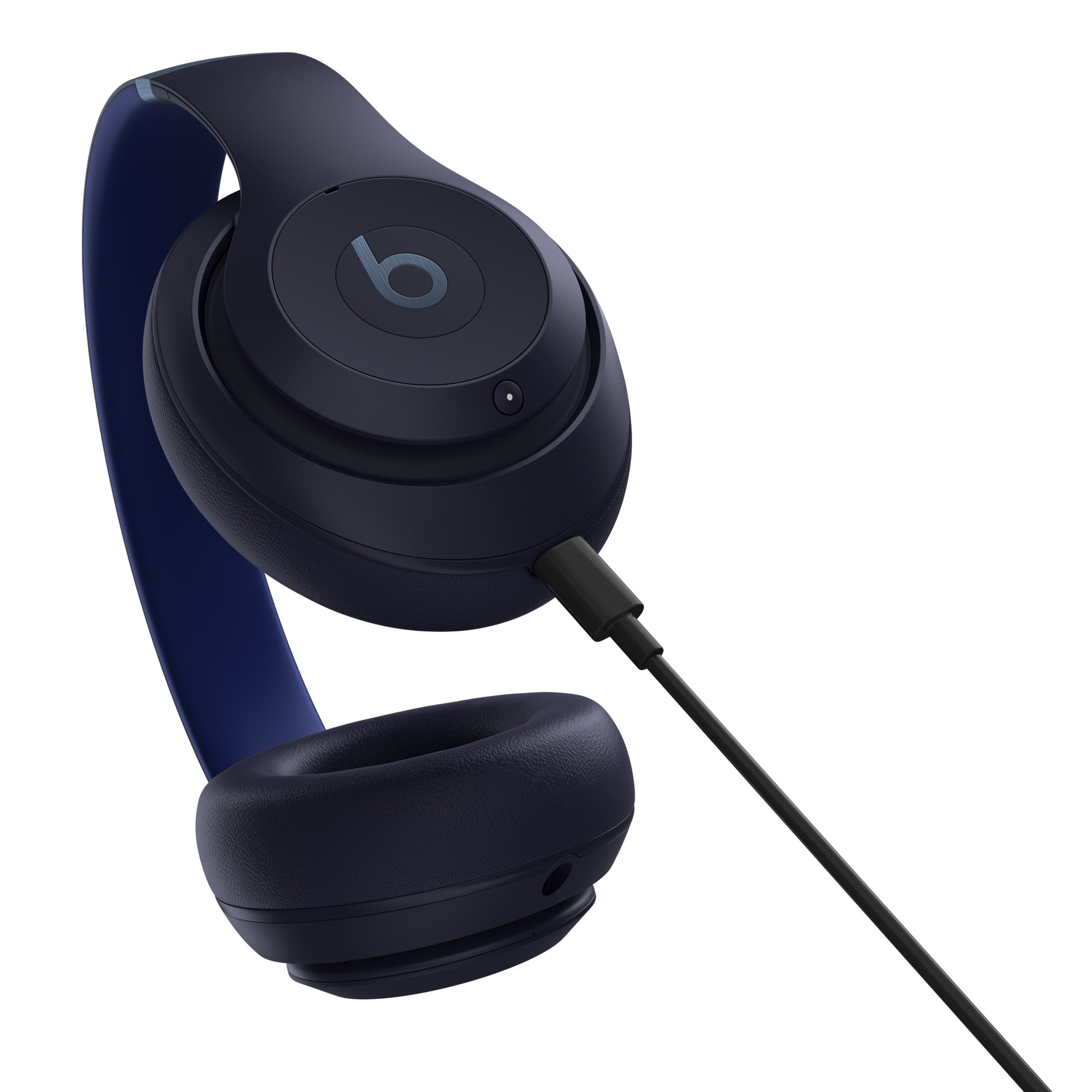Lacivert Beats kulaklık, siyah kablo ile, beyaz arkaplanda izole edilmiş, açılı görünüm.