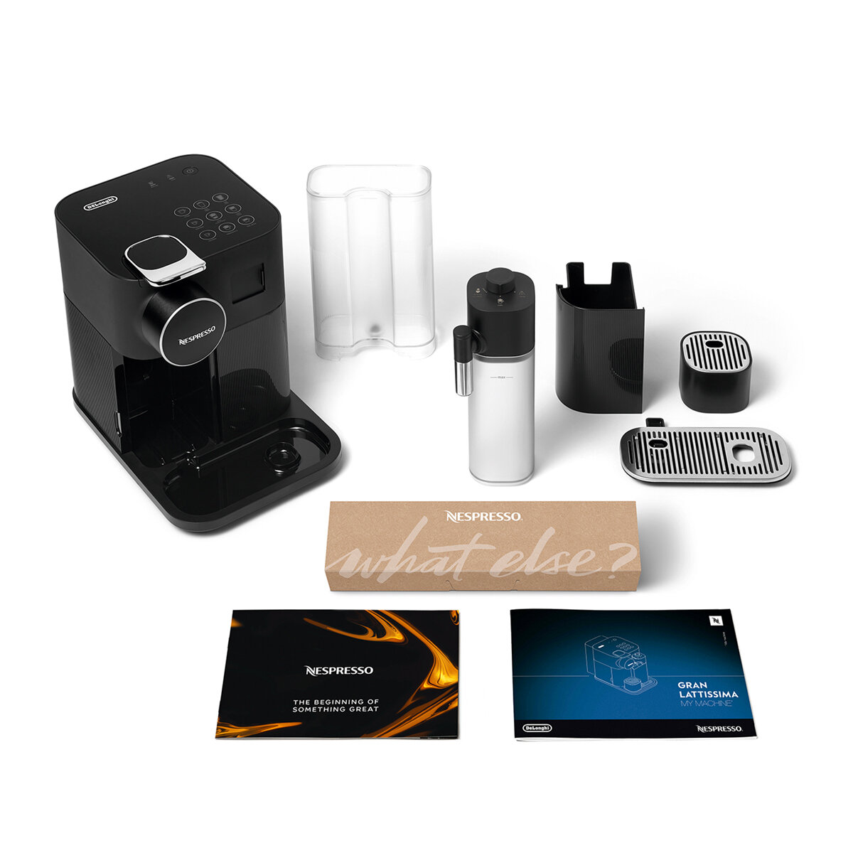 Czarny ekspres do kawy Nespresso z akcesoriami na białym tle.