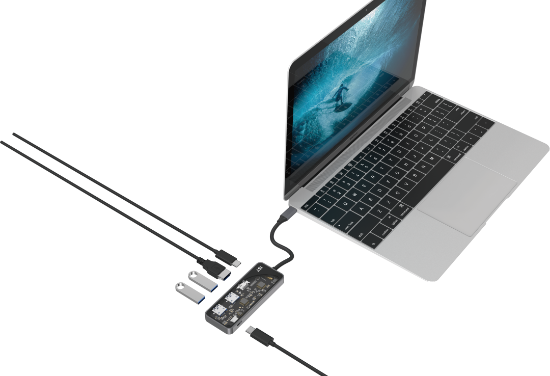 Laptop mit Hub und USB-Laufwerken verbunden. Der Laptop zeigt ein Surfvideo.