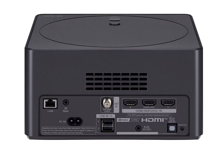 Arkada LAN, HDMI ve USB dahil bağlantı noktaları ve etiketleri olan siyah, kutu şeklinde bir cihaz, izole.