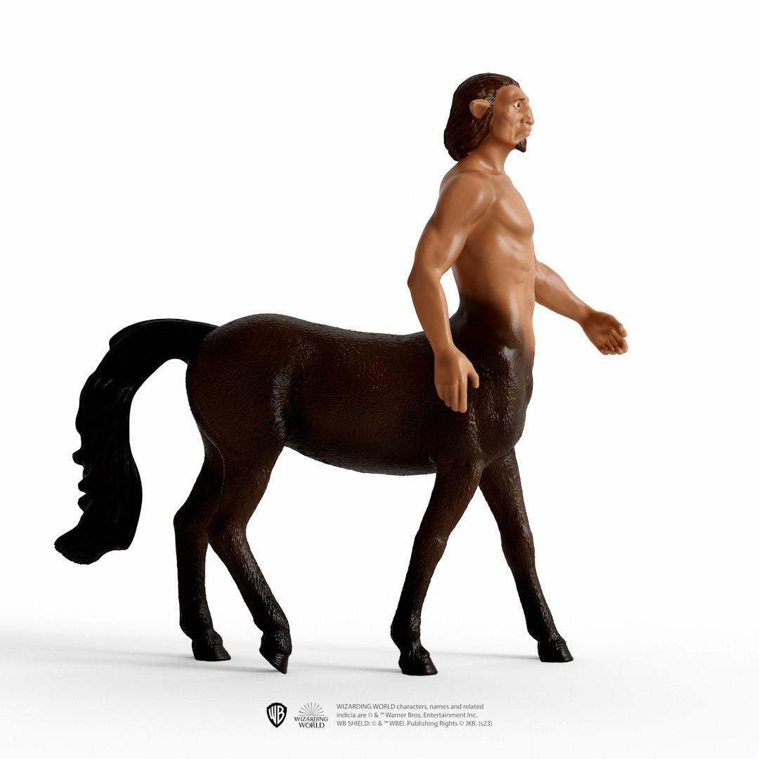 Braune Zentaurfigur steht auf weißer Fläche. Der Hintergrund ist schlicht weiß.